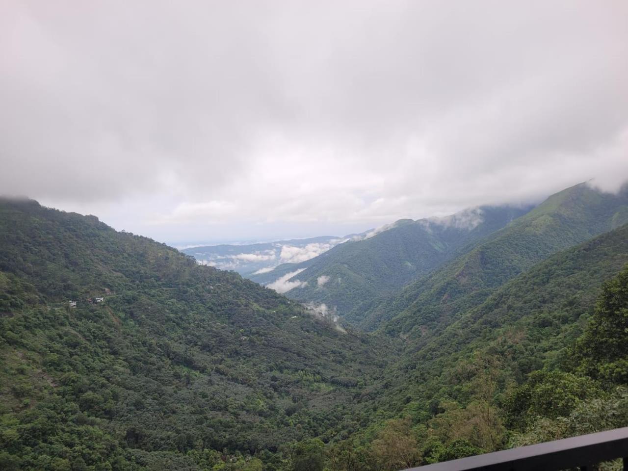 Eagle Heights Resort Pirmed Bagian luar foto