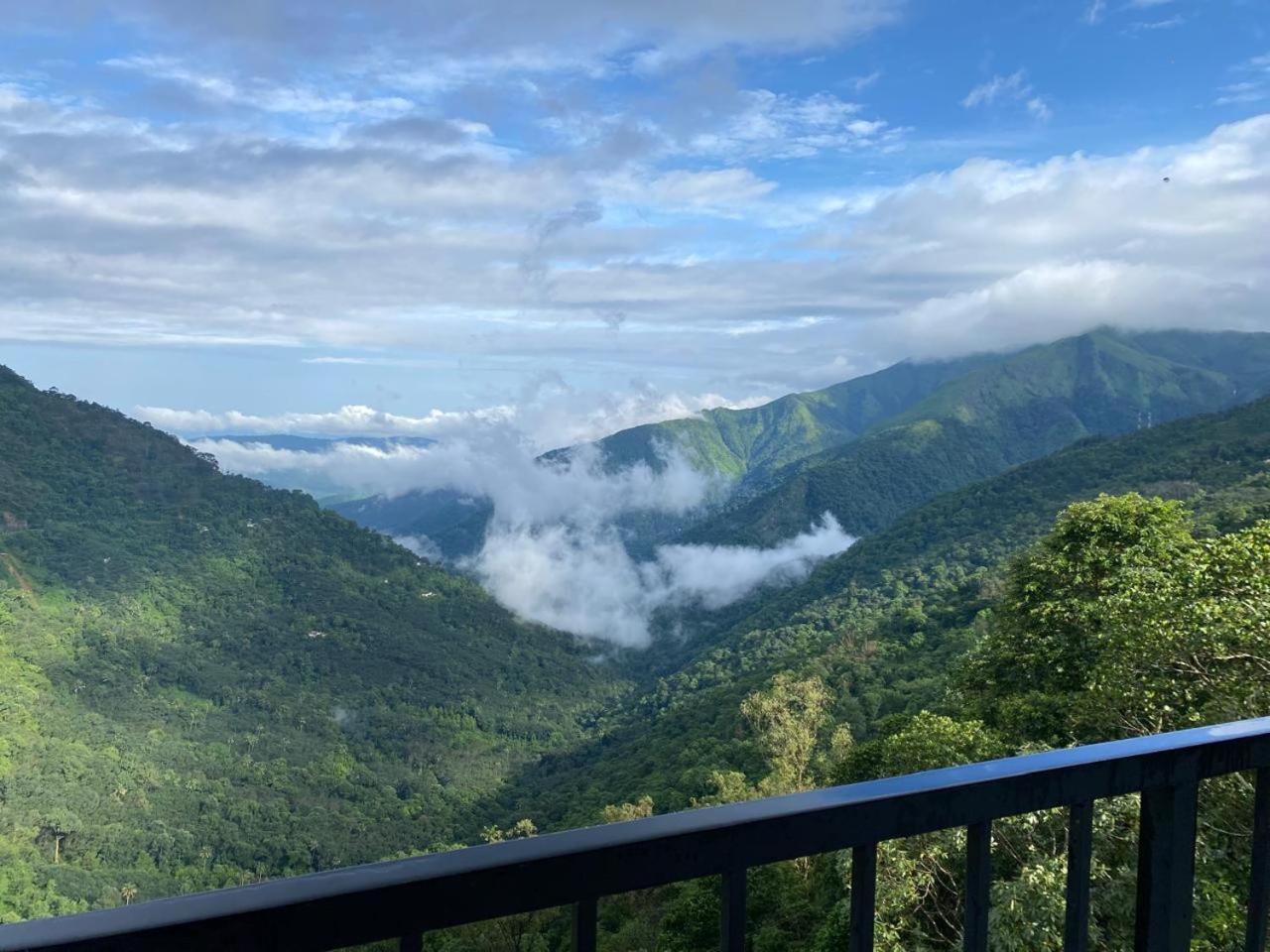 Eagle Heights Resort Pirmed Bagian luar foto